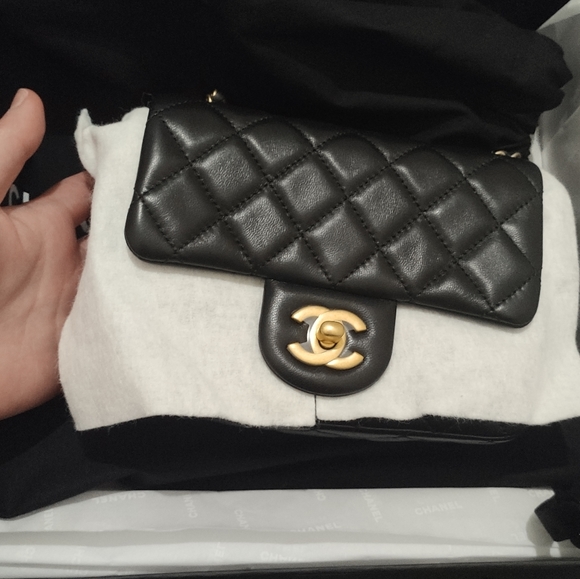 Brand new. Never used, Chanel Mini Flap square with gold ball. Pearl crush. - Picture 7 of 12